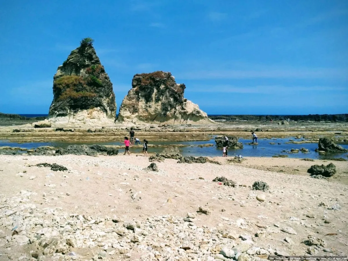 Pantai Tanjung Layar, keindahan alam Banten.