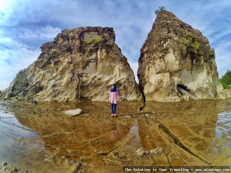 Pantai Tanjung Layar dengan formasi batuan