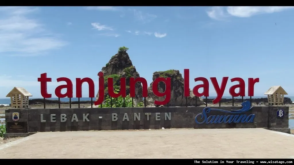 Pantai Tanjung Layar dengan formasi batuan.
