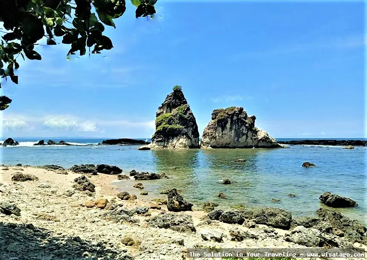 Pantai Tanjung Layar dengan dua batu.