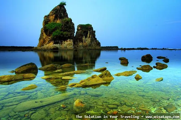 Pantai Tanjung Layar, formasi batuan ikonis