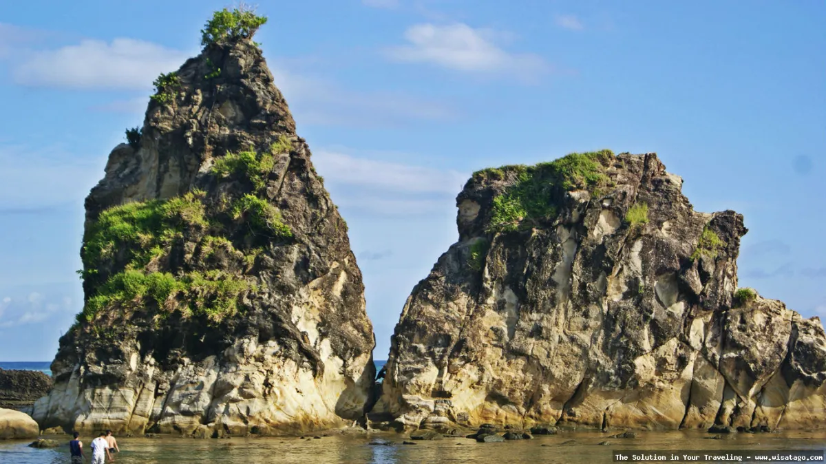 Pantai Tanjung Layar dengan formasi batuan.