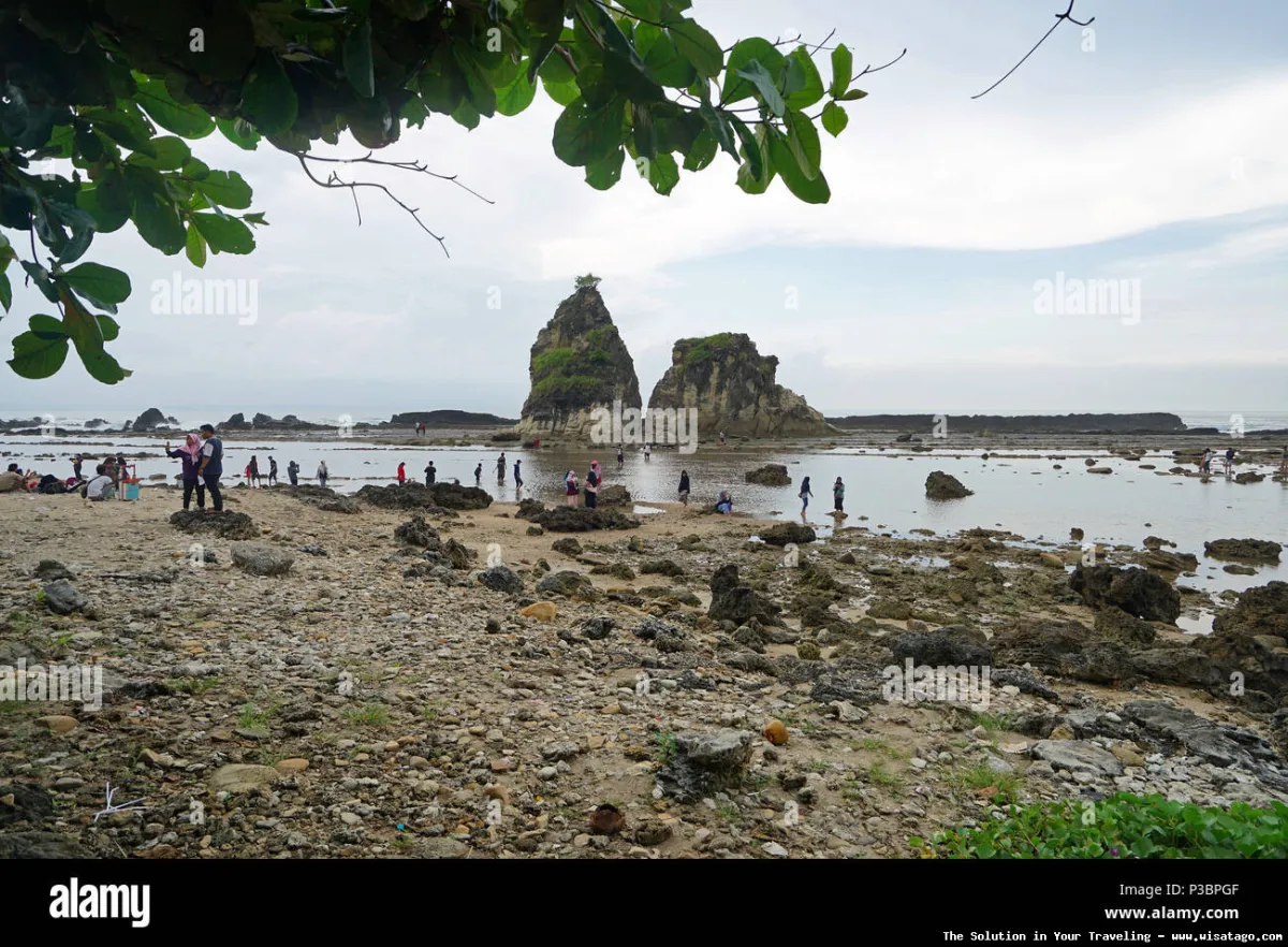 Pantai Tanjung Layar yang menawan