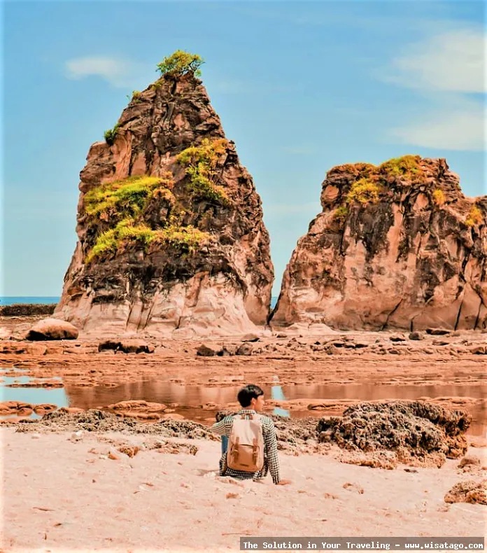Pantai Tanjung Layar, keindahan alam Banten.