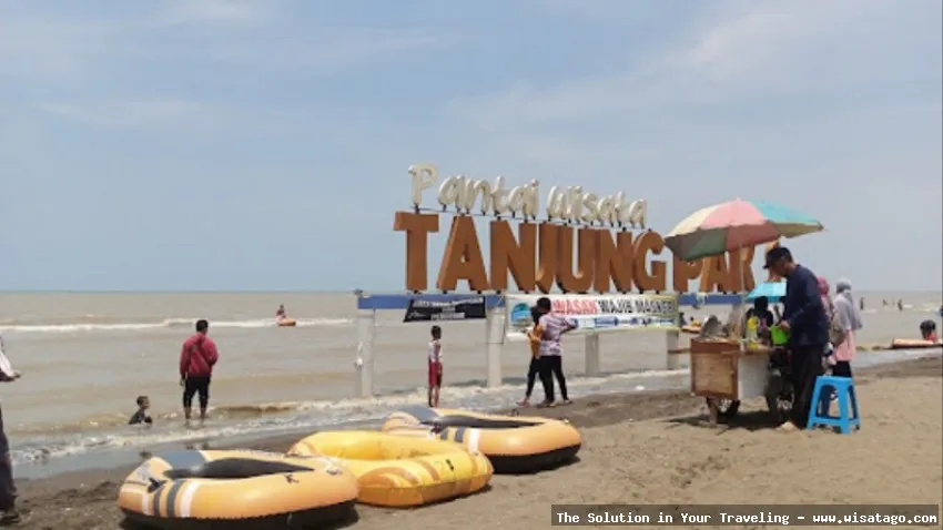 Pantai Tanjung Pakis yang indah mempesona
