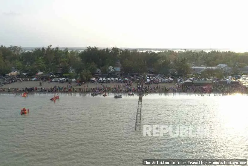 Pantai Tanjung Pakis Karawang yang indah
