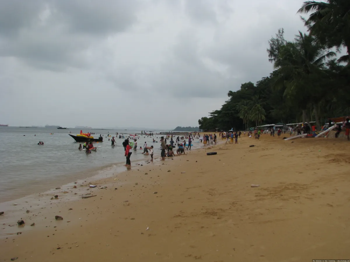 Pantai Tanjung Pinggir, pesona tepi laut.