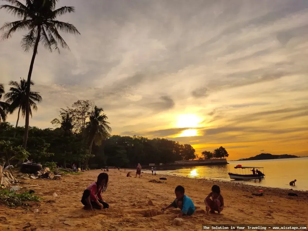 Pantai Tanjung Pinggir yang menawan.