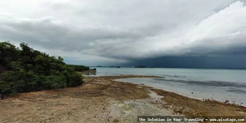 Pantai Tanjung Pinggir yang menawan.
