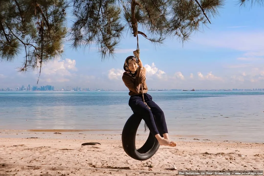 Pantai Tanjung Pinggir yang menawan.