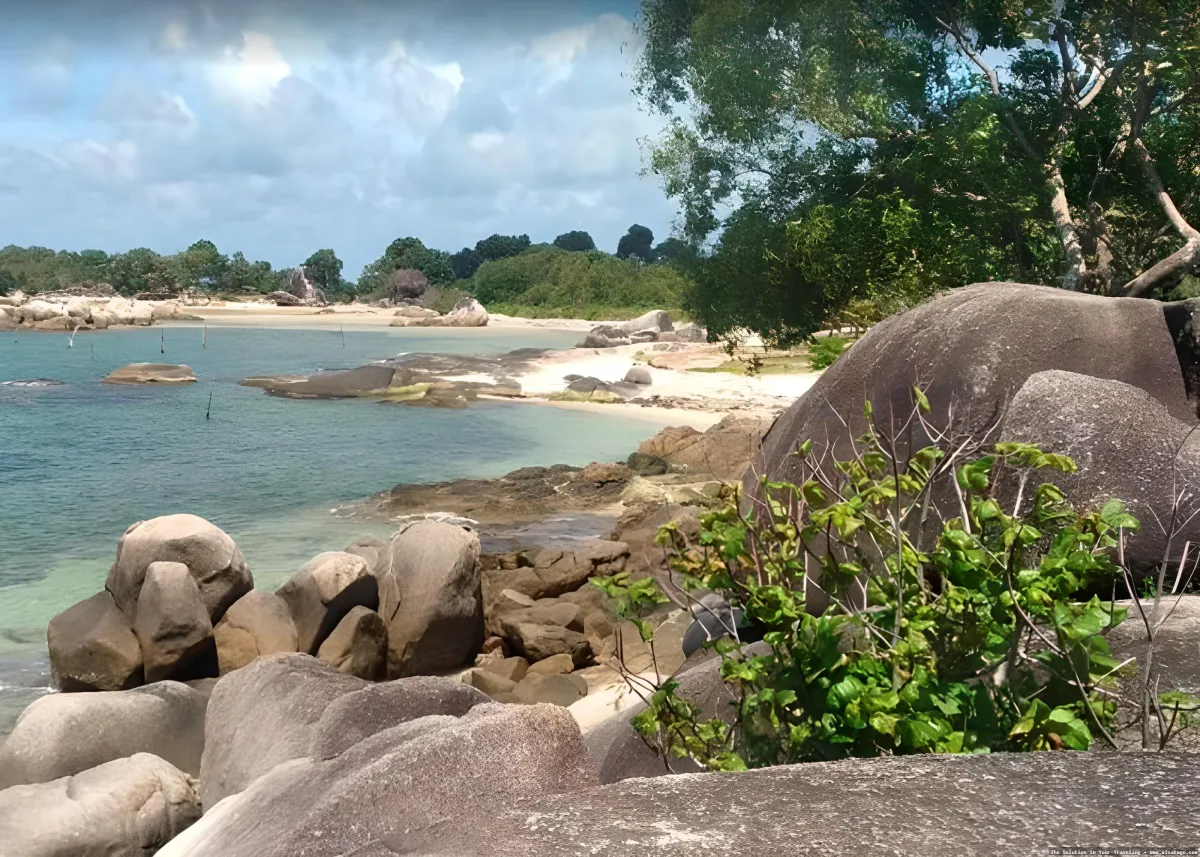 Pantai Tanjung Tinggi: bebatuan granit ikonik