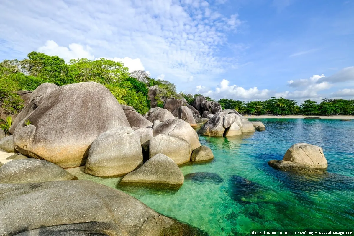 Pantai Tanjung Tinggi, bebatuan granit ikonis