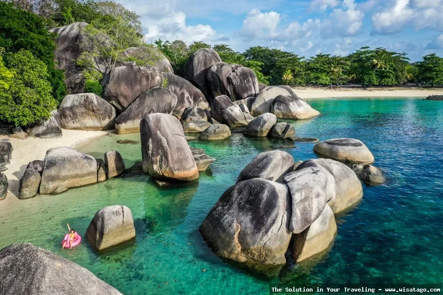 Pantai Tanjung Tinggi, bebatuan granit ikonis