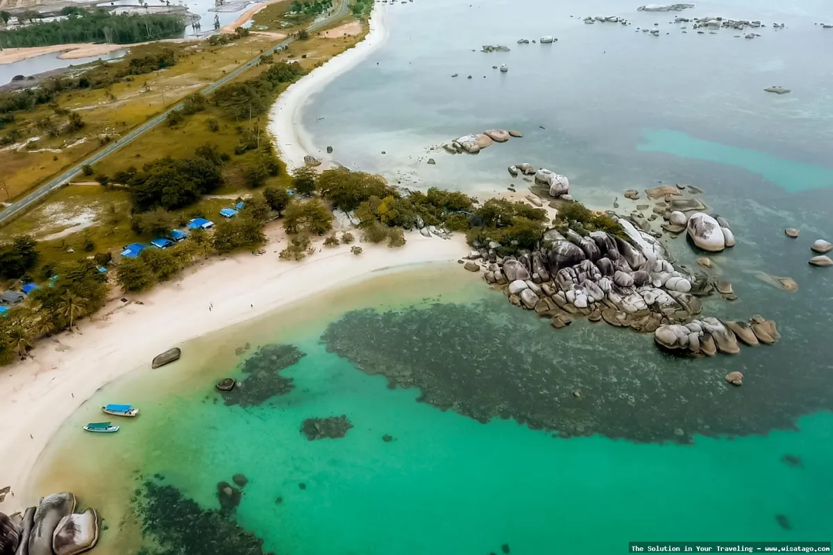 Pantai Tanjung Tinggi, bebatuan granit ikonik