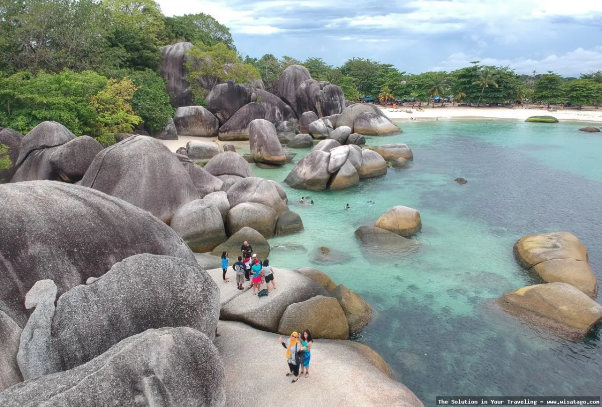 Pantai Tanjung Tinggi, bebatuan granit ikonis