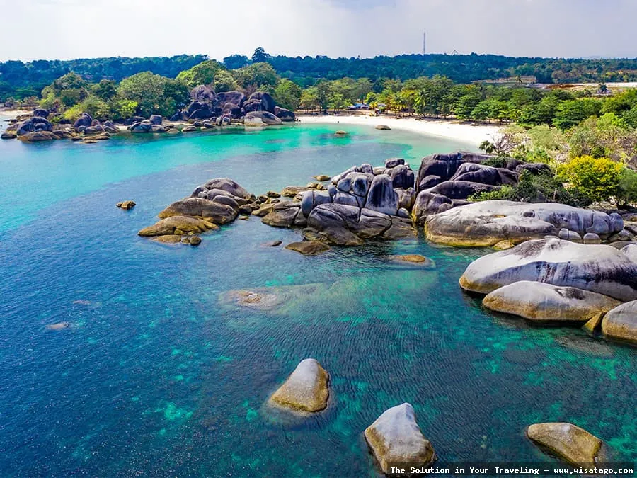 Pantai Tanjung Tinggi, bebatuan granit ikonik