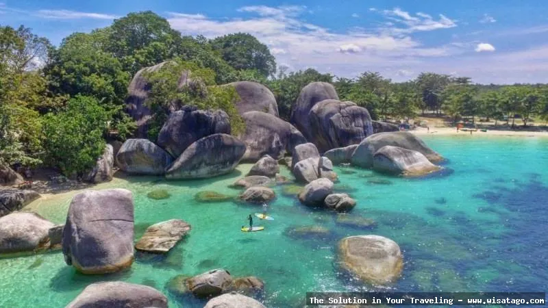Pantai Tanjung Tinggi, bebatuan granit ikonis