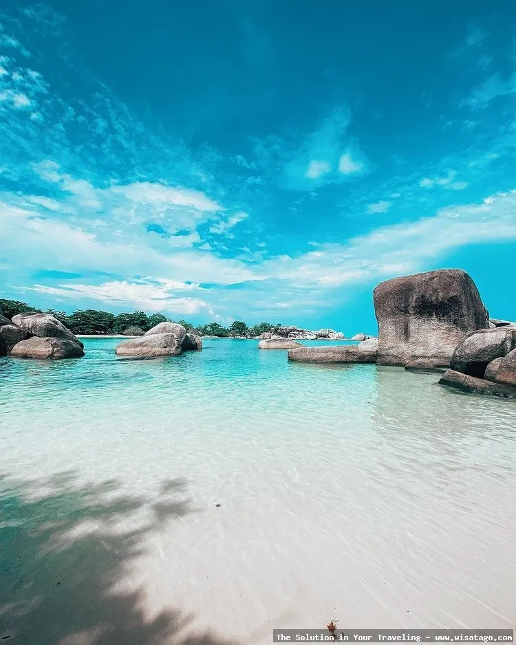 Pantai Tanjung Tinggi, bebatuan granit ikonik.