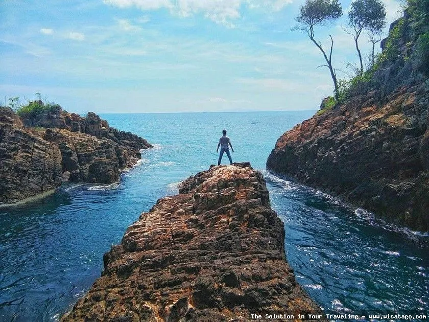 Pantai Tapak Kera pesona alam indah