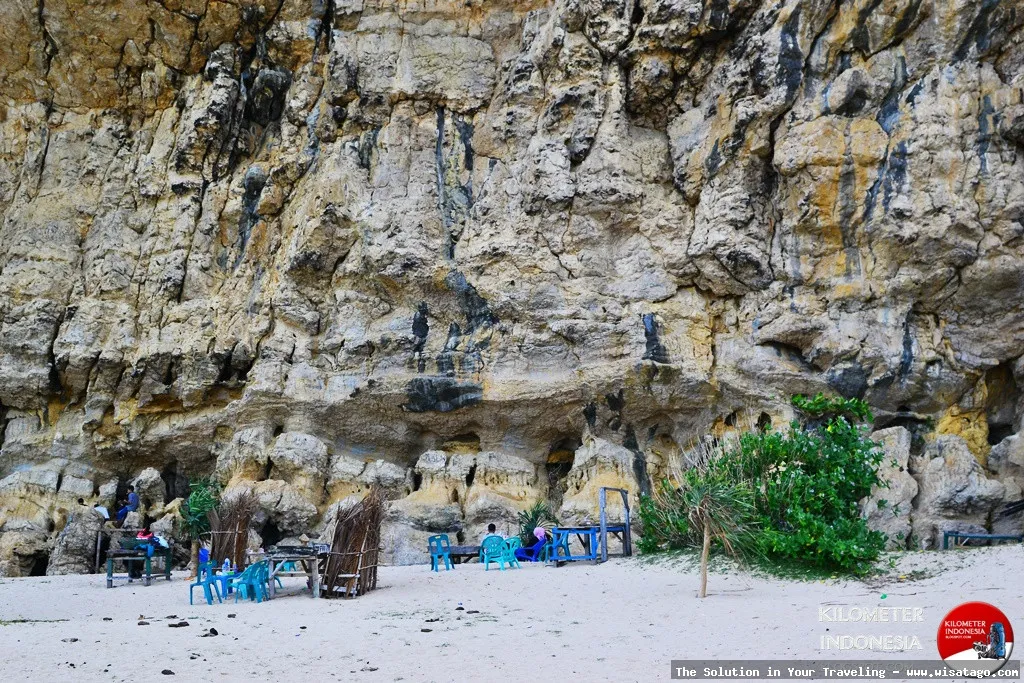 Pantai Tebing Lampuuk: Tips, Harga Tiket, Kuliner, Lokasi, Fasilitas dan Spot Pantai Tebing Lampuuk: Tips, Harga Tiket, Kuliner, Lokasi, Fasilitas dan Spot
