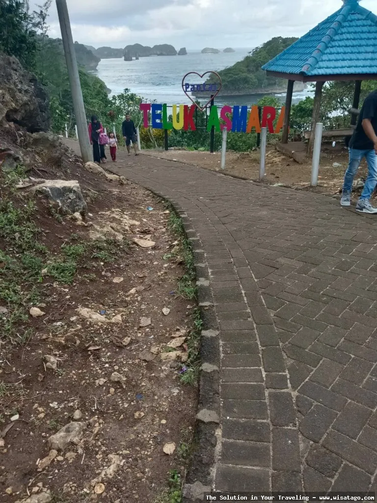 Pantai Teluk Asmara yang mempesona.