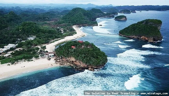 Pantai Teluk Asmara yang menawan hati