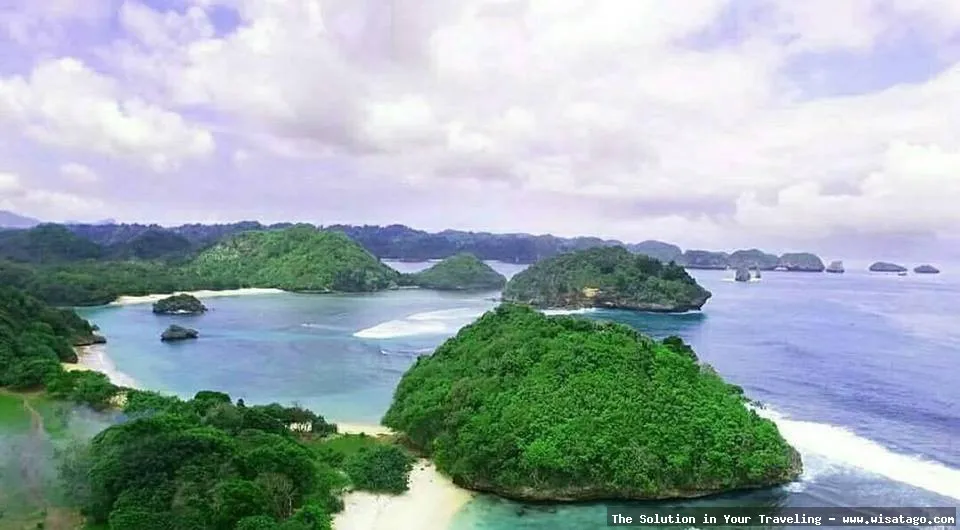 Pantai Teluk Asmara berpasir putih indah