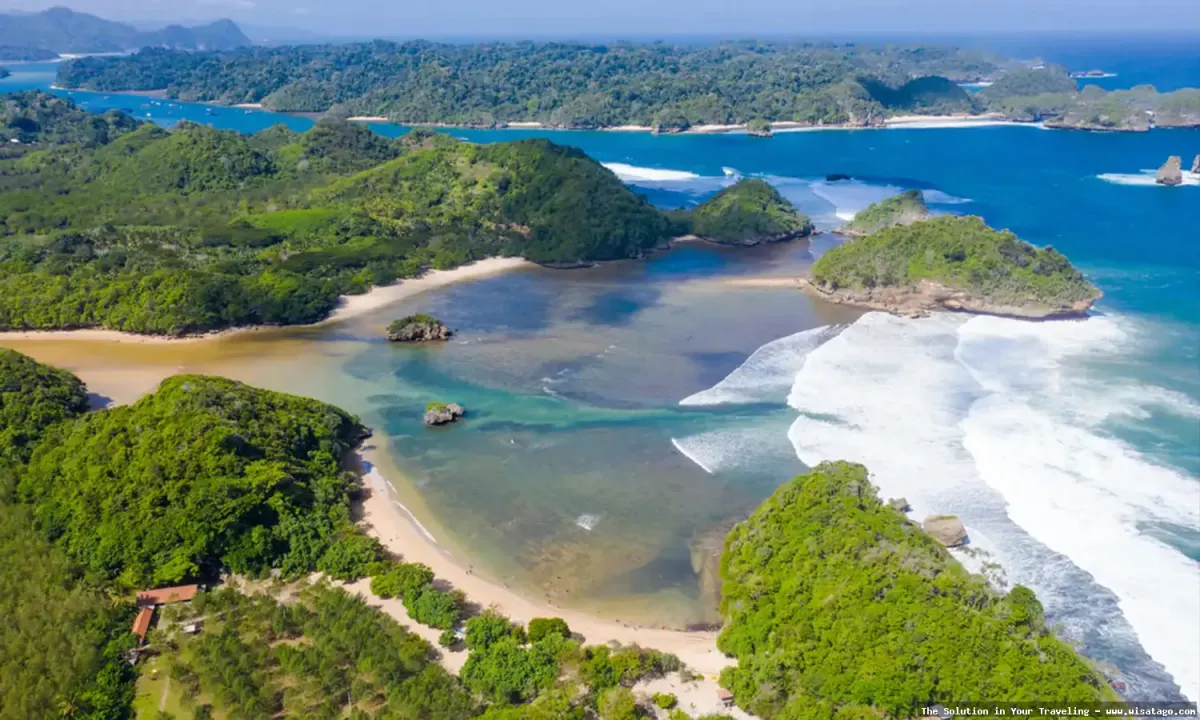 Pantai Teluk Asmara yang indah menawan