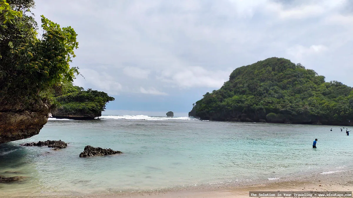 Pantai Teluk Asmara yang menawan.