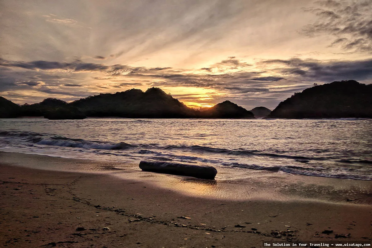Pantai Teluk Asmara berpasir putih indah