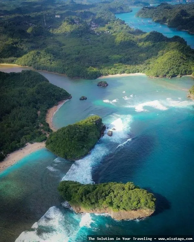 Pantai Teluk Asmara berpasir putih indah