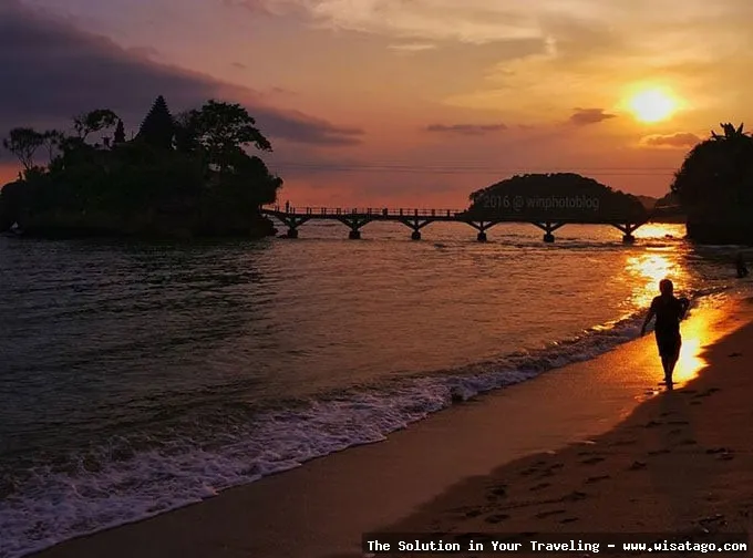 Pantai Teluk Asmara yang menawan