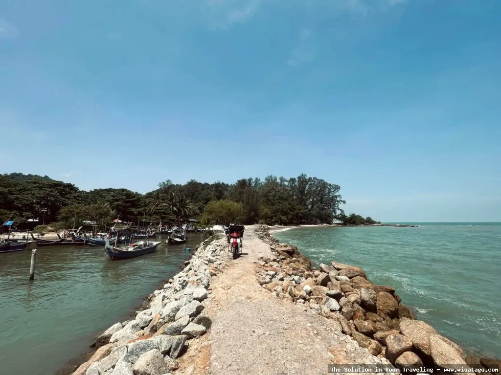 Pantai Teluk Deras, keindahan alami memukau