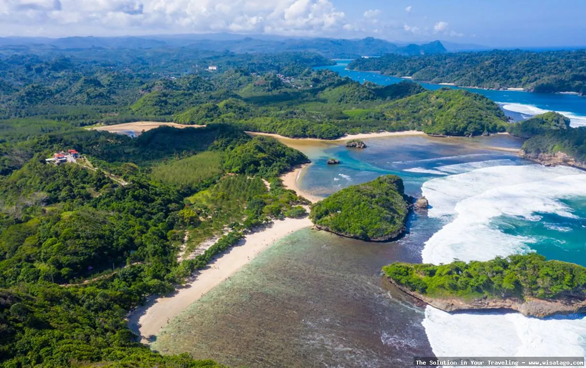 Pantai Teluk Deras yang mempesona alami