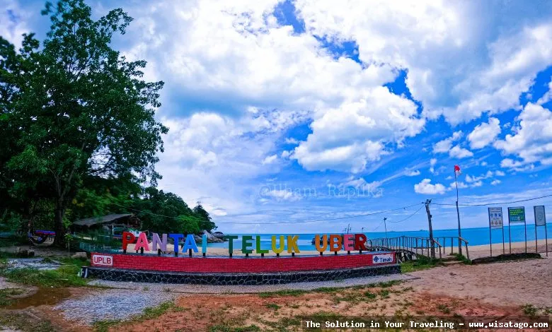 Pantai Teluk Deras yang memukau alami