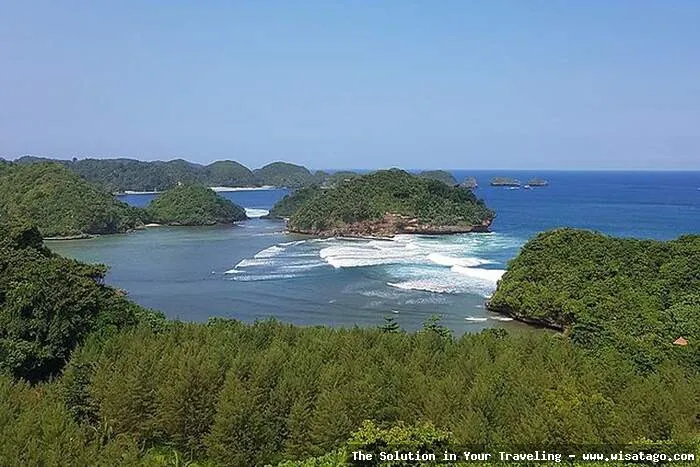 Pantai Teluk Deras dengan pasir putih