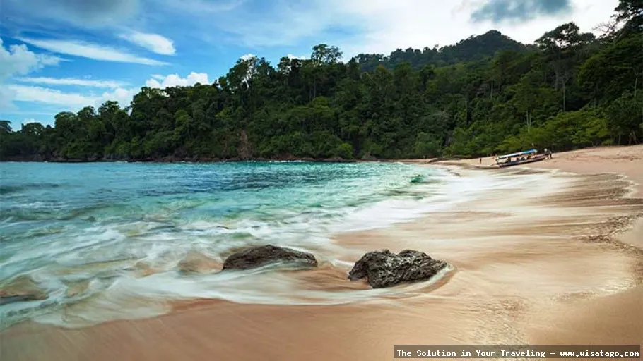 Pantai Teluk Empuk dengan pasir putih