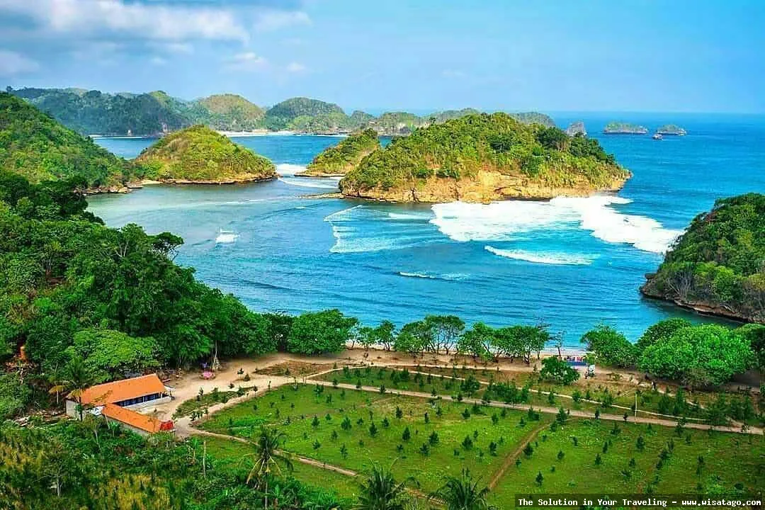 Pantai Teluk Empuk dengan pasir putih
