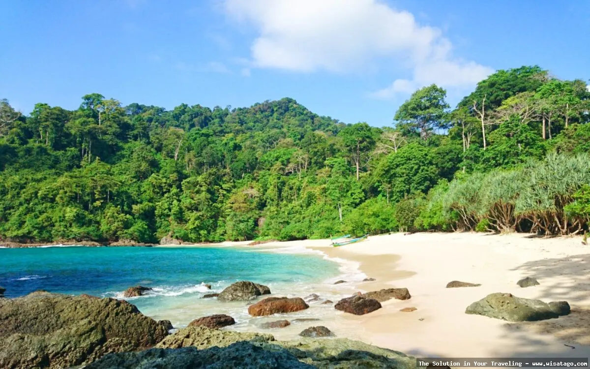 Pantai Teluk Empuk dengan pasir putih