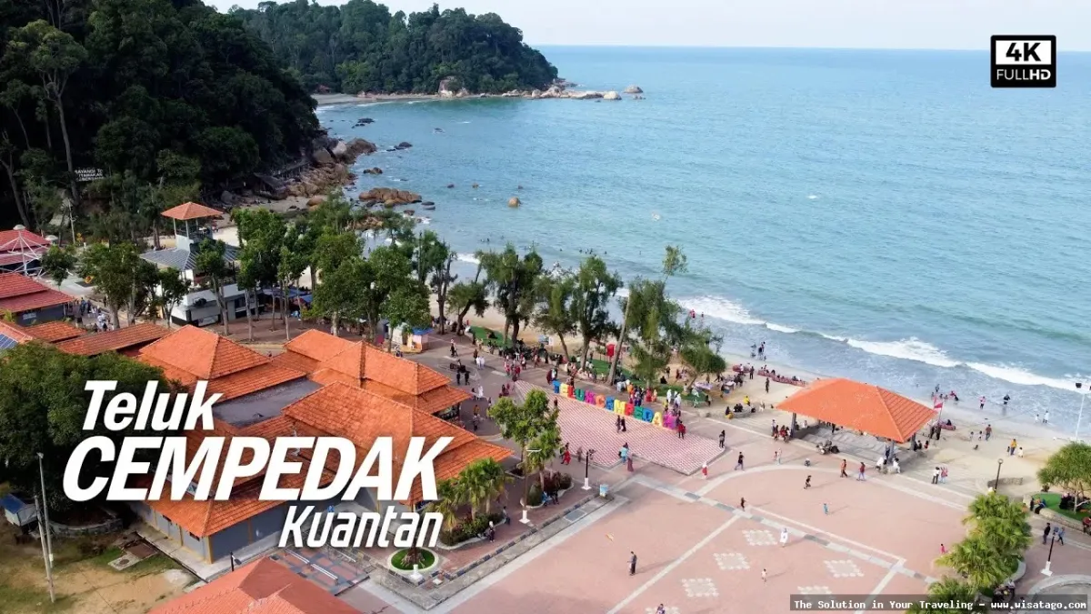 Pantai Teluk Empuk dengan pasir putih