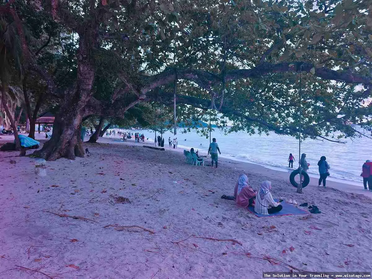 Pantai Teluk Empuk, pasir putih menawan