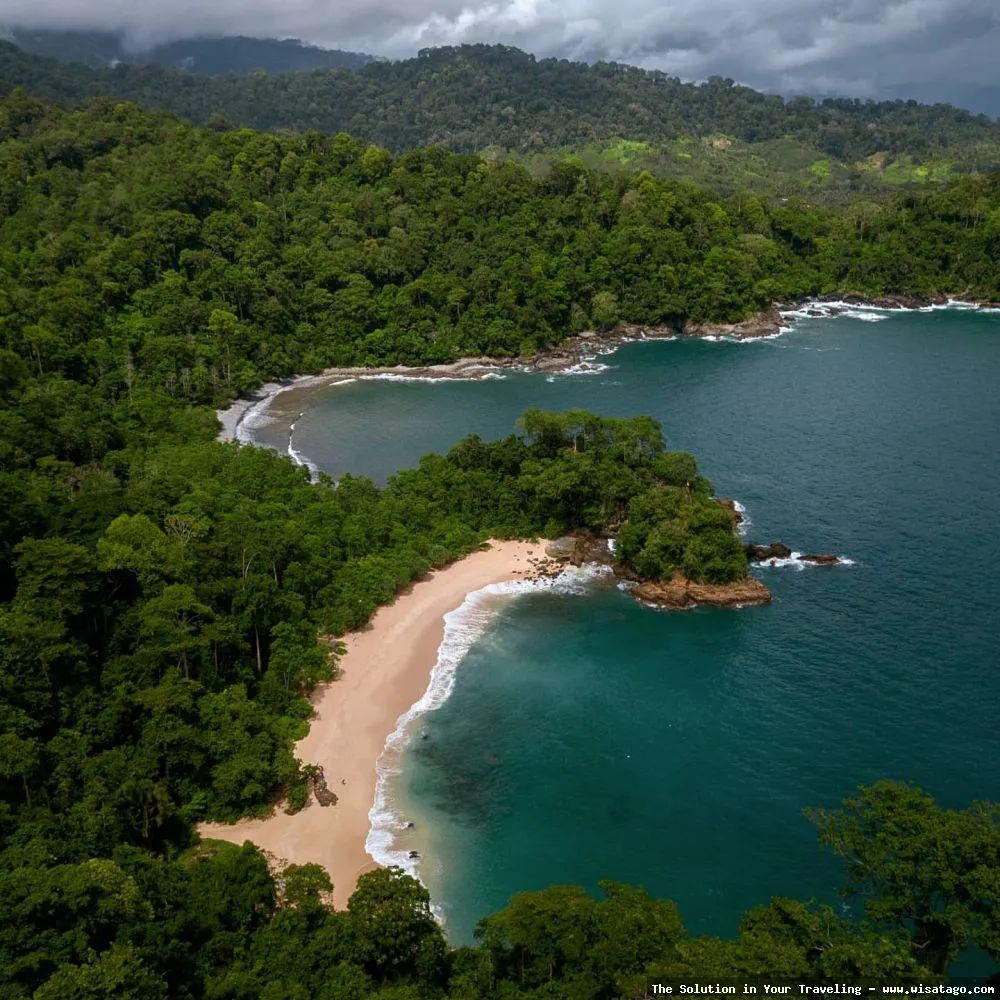 Pantai Teluk Hijau dengan air jernih