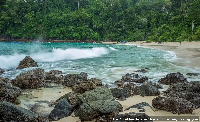 Pantai Teluk Hijau dengan air jernih