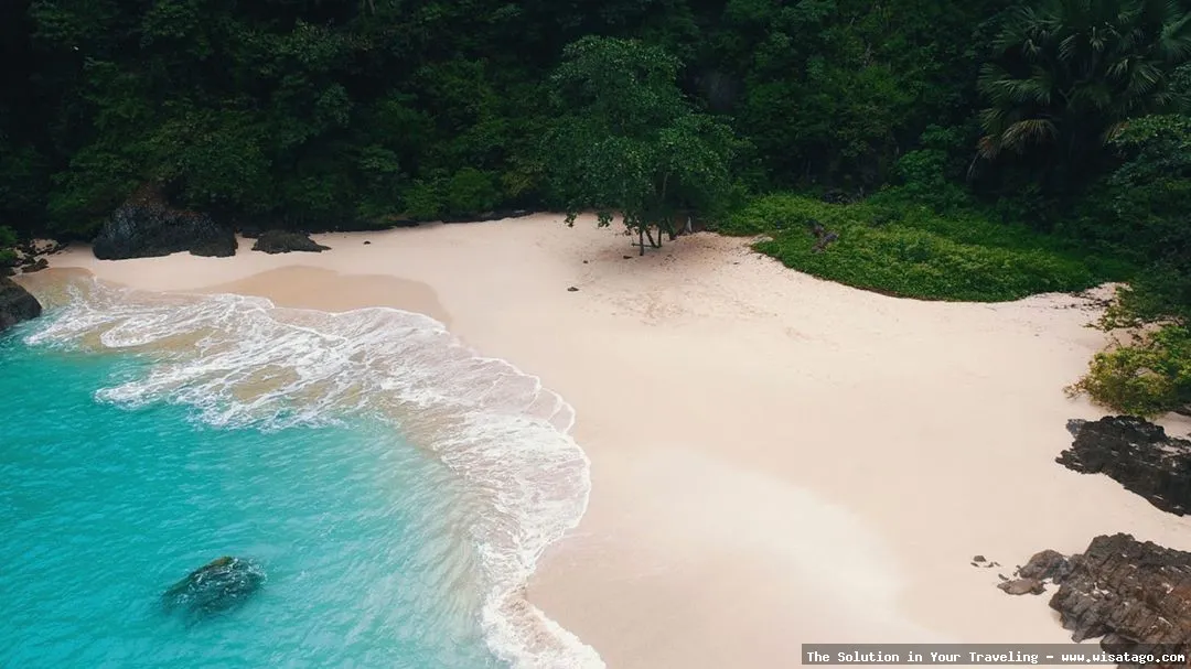 Pantai Teluk Hijau dengan pasir lembut