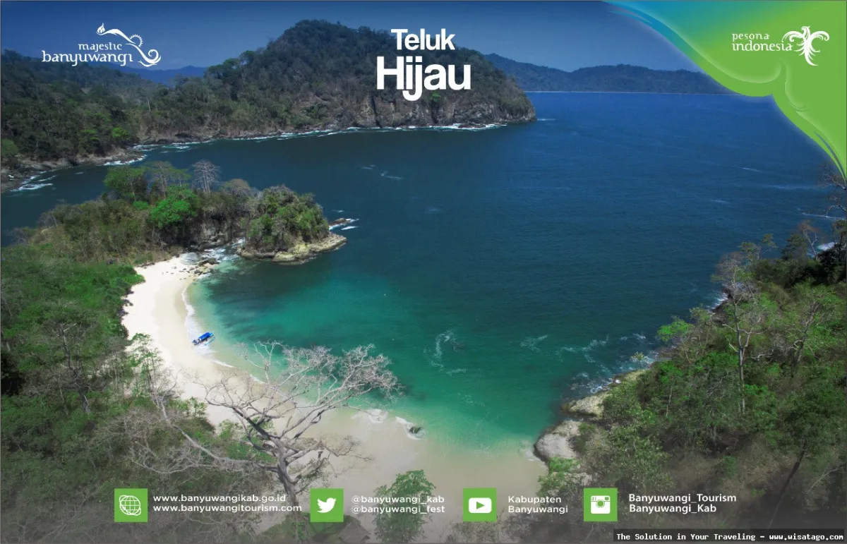 Pantai Teluk Hijau dengan pasir lembut
