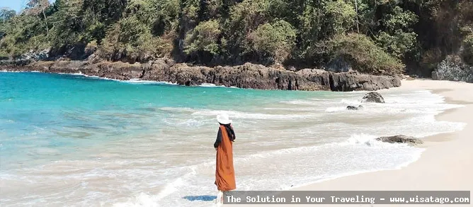 Pantai Teluk Hijau dengan pasir lembut
