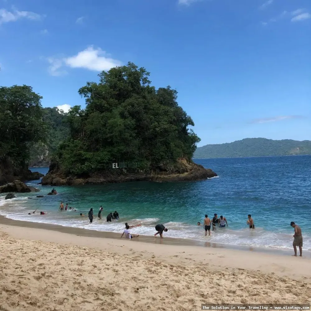 Pantai Teluk Hijau dengan pasir memikat