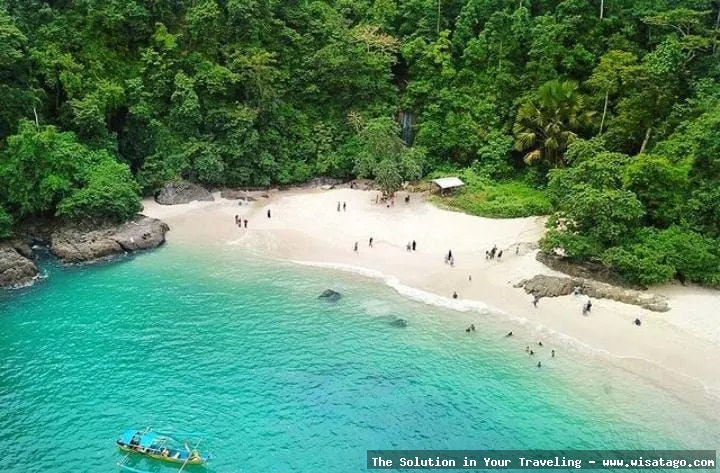 Pantai Teluk Hijau dengan air jernih