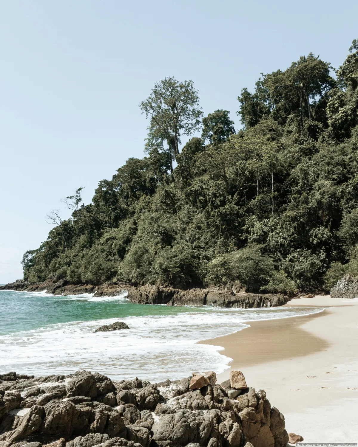 Pantai Teluk Hijau dengan pasir lembut