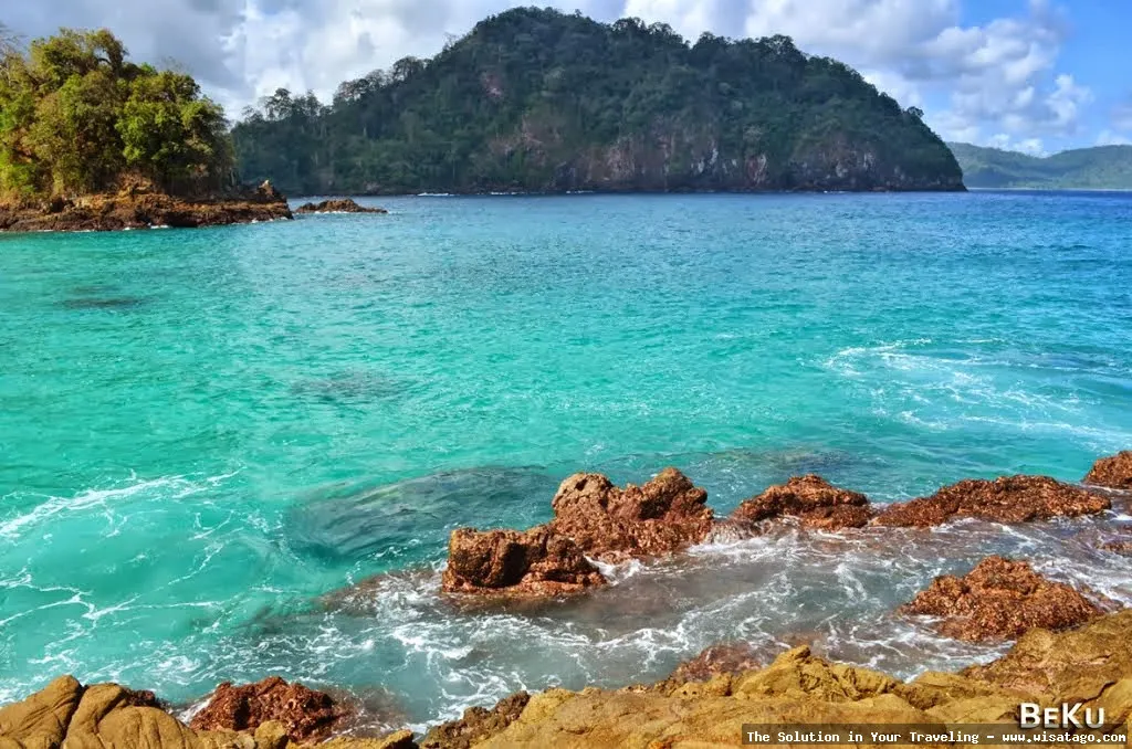 Pantai Teluk Hijau dengan air jernih